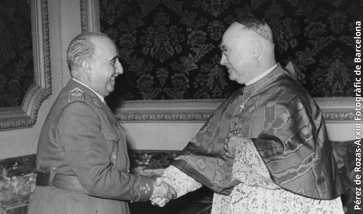 Francisco Franco kättelee katolisen kirkon kardinaalia.