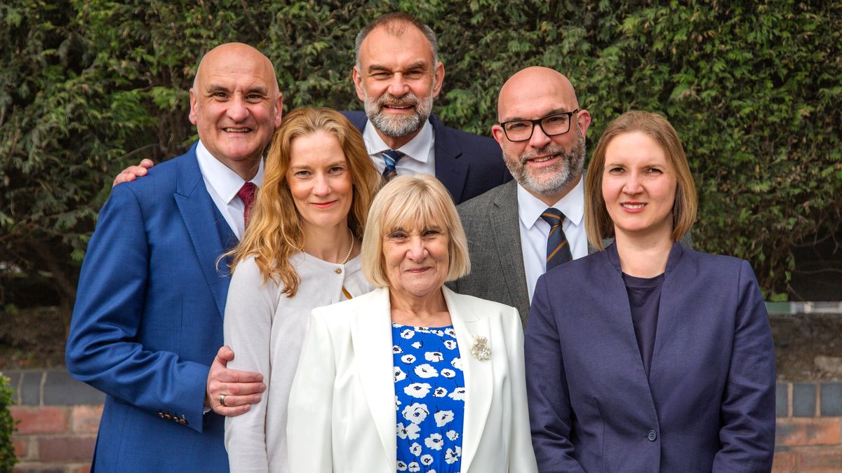 Carol ja hänen viisi lastaan poseeraavat iloisina kuvassa.