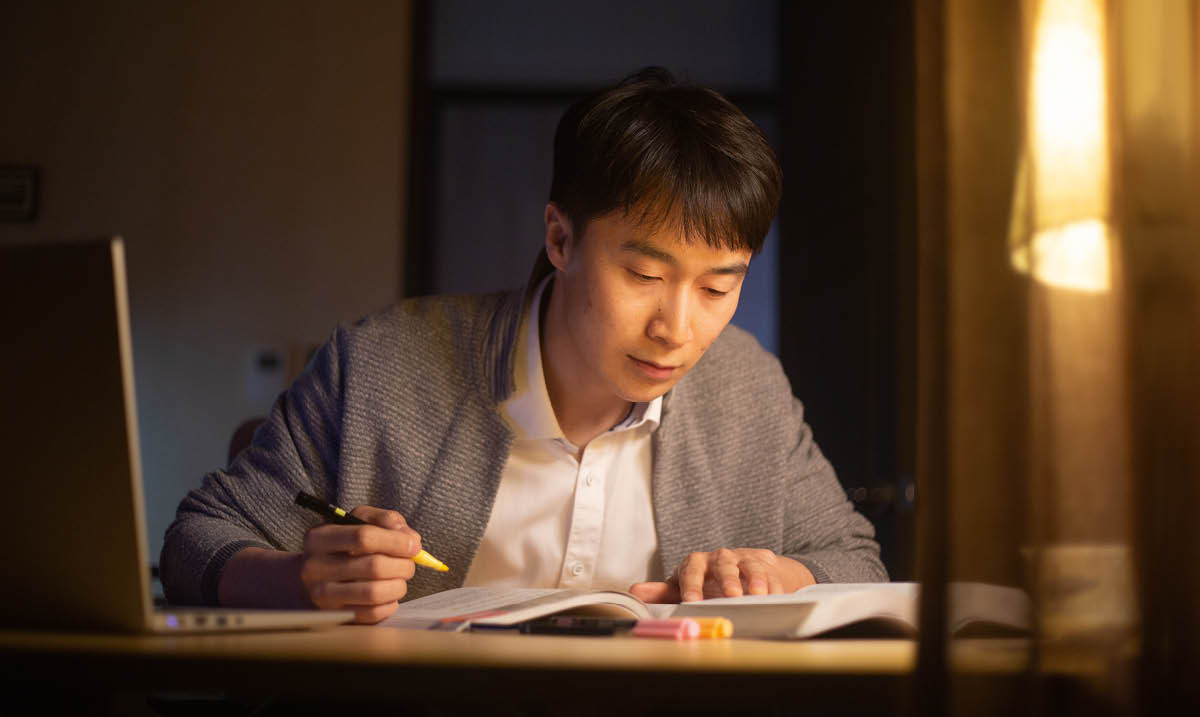 Nuori veli valmistautuu johtamaan raamattukurssia kirjasta ”Onnellinen elämä nyt ja ikuisesti”.