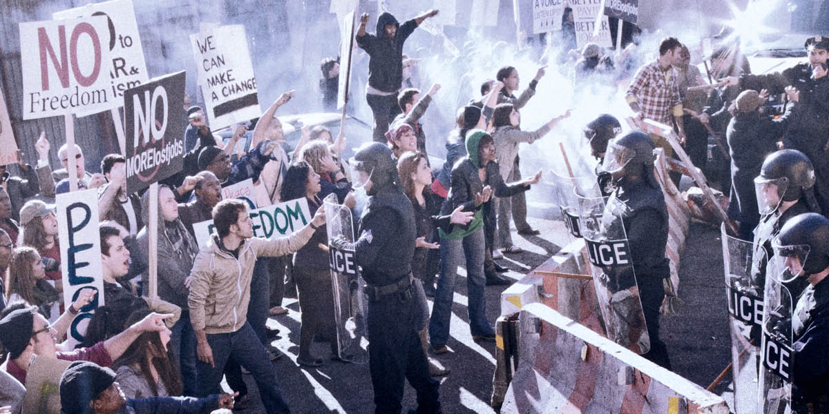 Poliisit yrittävät hillitä poliittista mielenosoitusta.