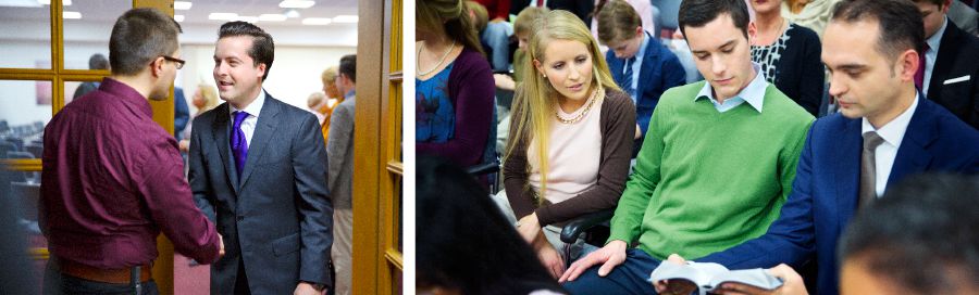 Jehovan todistaja toivottaa vierailijan tervetulleeksi muistonviettoon; veli näyttää raamatunkohtaa muistonviettoon tulleille vierailijoille