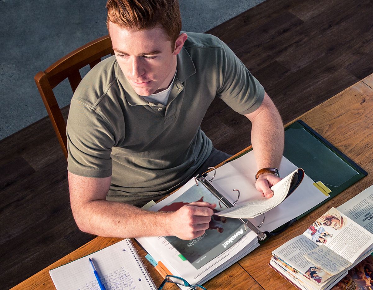 Veli mietiskelee tutkiessaan hengellistä aineistoa