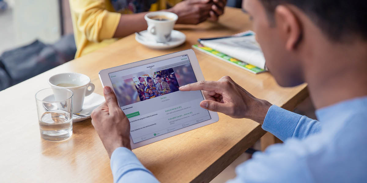 Veli käyttää JW Language -sovellusta tabletillaan.