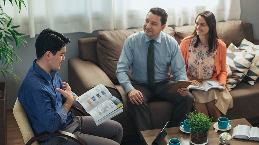 Pariskunta pitää samalle miehelle raamattukurssia hänen kotonaan käyttämällä kirjaa ”Onnellinen elämä nyt ja ikuisesti”.