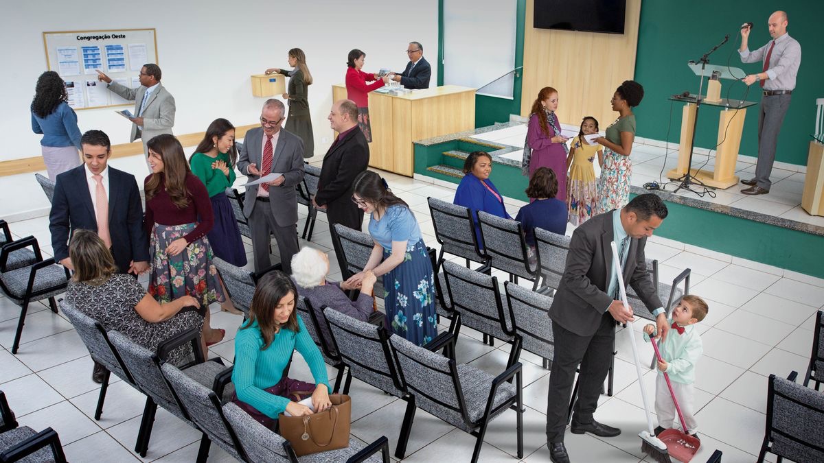 Veljiä ja sisaria ennen kokouksen alkua. 1. He tervehtivät toisiaan ja juttelevat. 2. Veli näyttää sisarelle jotain ilmoitustaululta. 3. Sisar laittaa lahjoituksen lahjalaatikkoon. 4. Kirjallisuuspöydän takana seisova veli antaa sisarelle julkaisuja. 5. Veli säätää lavan mikrofonia. 6. Veli ja hänen pieni poikansa siivoavat.