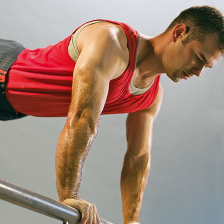 Mies harjoittelee vahvistaakseen lihaksiaan