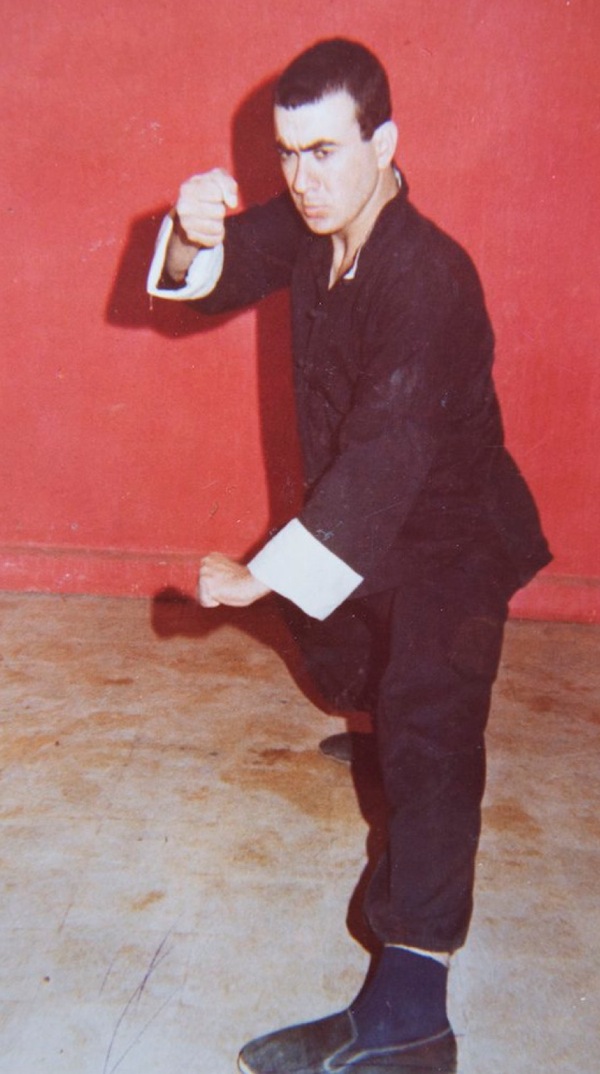 Antoine nuorena kung-fu-asennossa