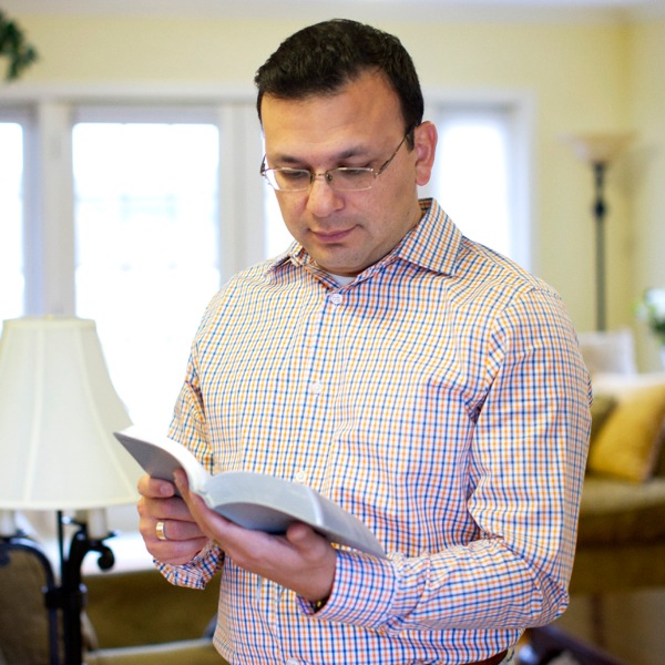 Mies lukee Raamattua löytääkseen vastauksen kysymykseensä.