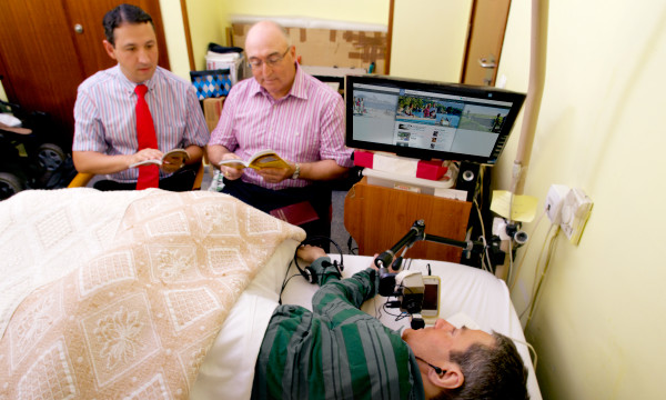 Félix Alarcón tutkii Raamattua miehen kanssa käyttämällä jw.org-verkkosivustoa