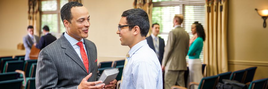 Kaksi kristittyä veljeä keskustelee valtakunnansalilla.