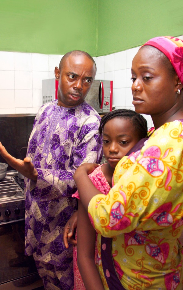 Vihainen mies sättii vaimoaan ja pahoittaa tyttärensä mielen.