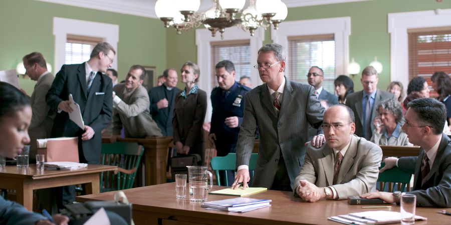 Jehovan todistajaa puolustetaan oikeussalissa.