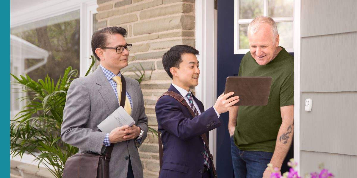 Mies avaa oven Jehovan todistajille ja kuuntelee heitä