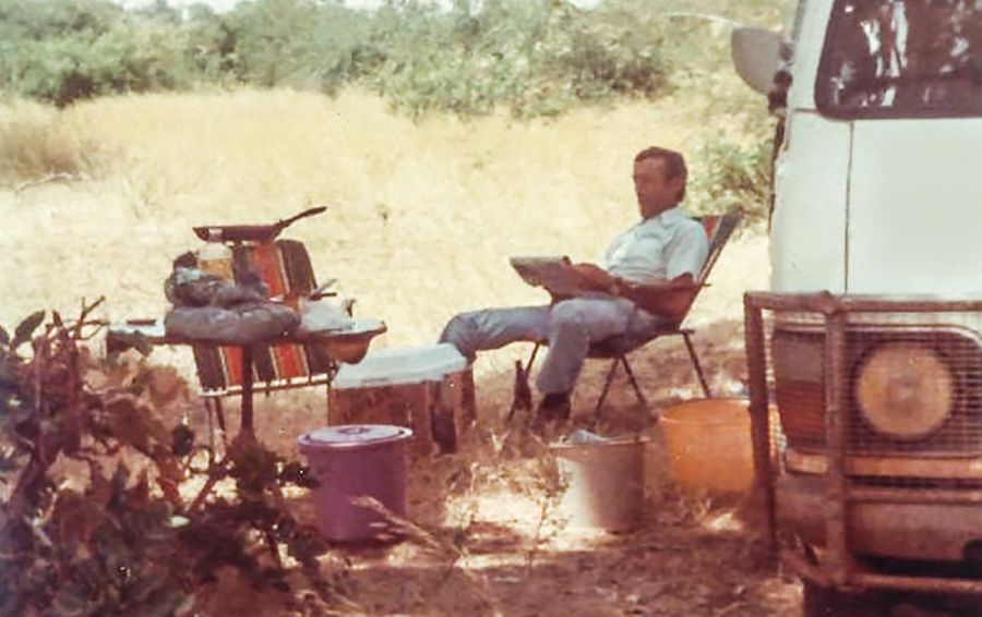 Maxim Danyleyko ja pakettiauto, joka oli hänen ja hänen vaimonsa kotina matkatyössä