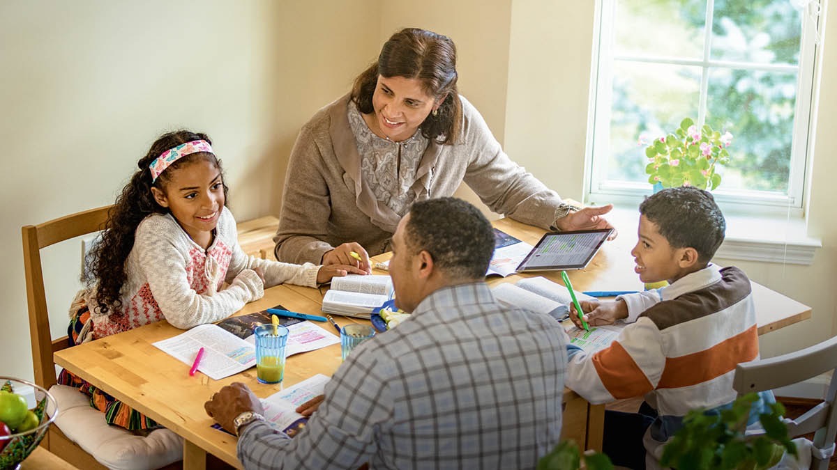 Vanhemmat auttavat lapsiaan valmistautumaan Vartiotornin tutkisteluun