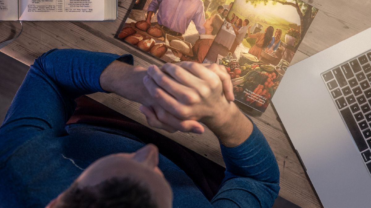 Veli rukoilee ja miettii paratiisitoivoa