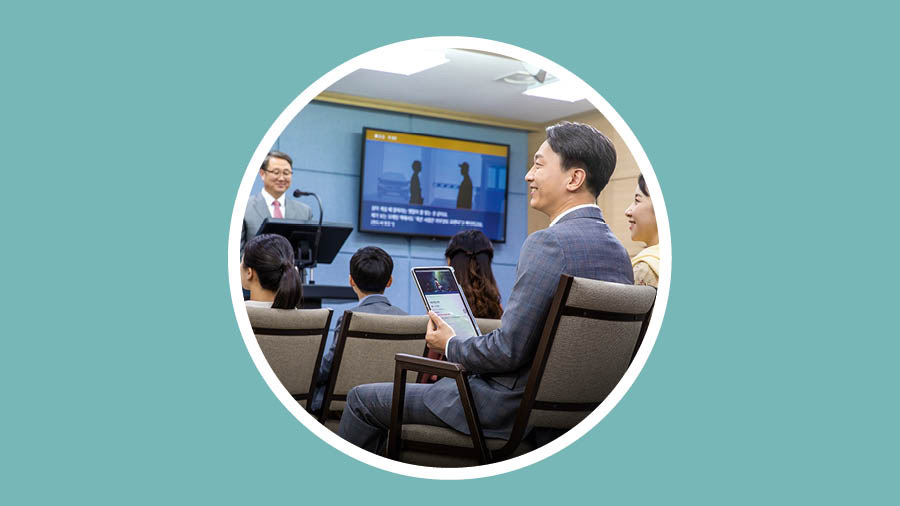 Veli seuraa tarkasti kokousohjelmaa.