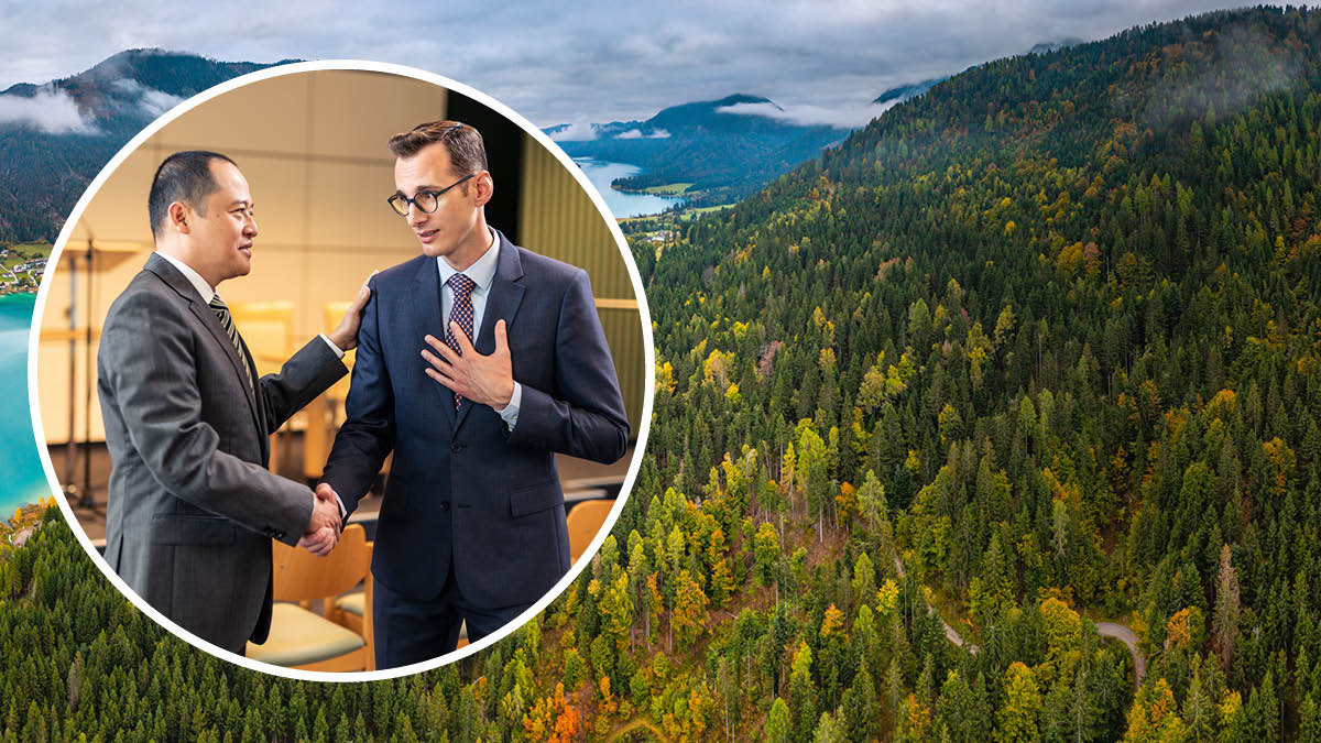 Kuvat: 1. Veli kättelee valtakunnansalilla toista veljeä, joka on tullut pyytämään häneltä anteeksi. 2. Vuorenrinnettä peittää kaunis metsä, jossa näkyy ruskavärejä.