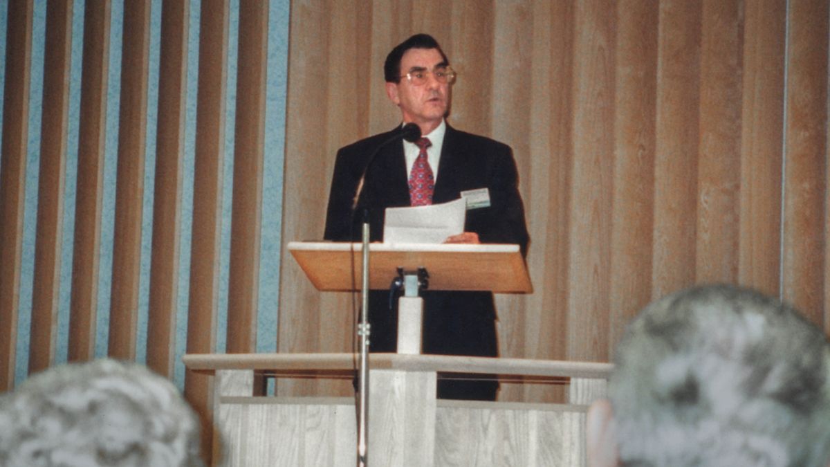 André pitää puhetta.