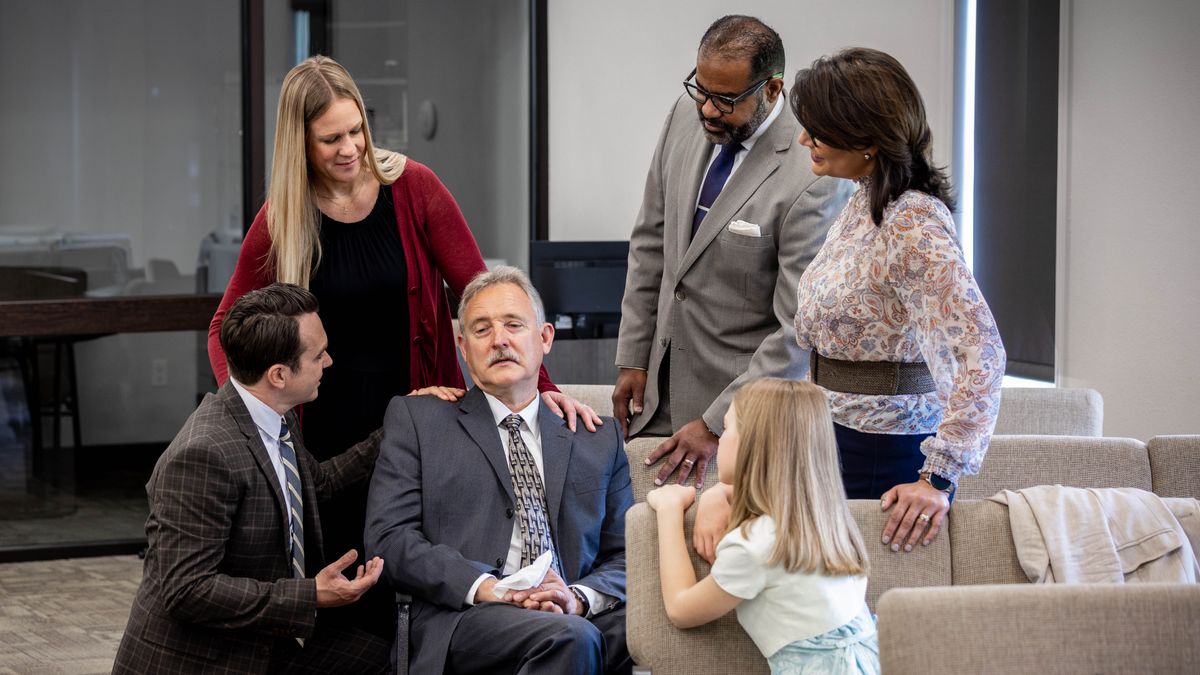 Veljet ja sisaret lohduttavat valtakunnansalilla iäkästä veljeä, joka on surullinen.