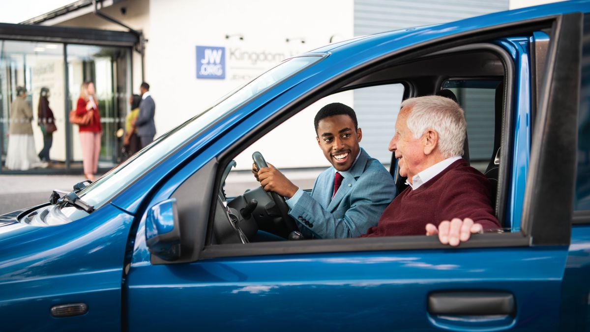 Nuori veli tuo iäkkään veljen autolla kokoukseen.