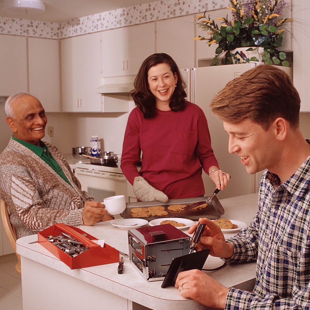 Pariskunta auttaa miestä kotitöissä