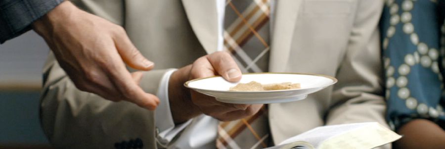 Happamaton leipä kiertää Jeesuksen kuoleman muistojuhlassa