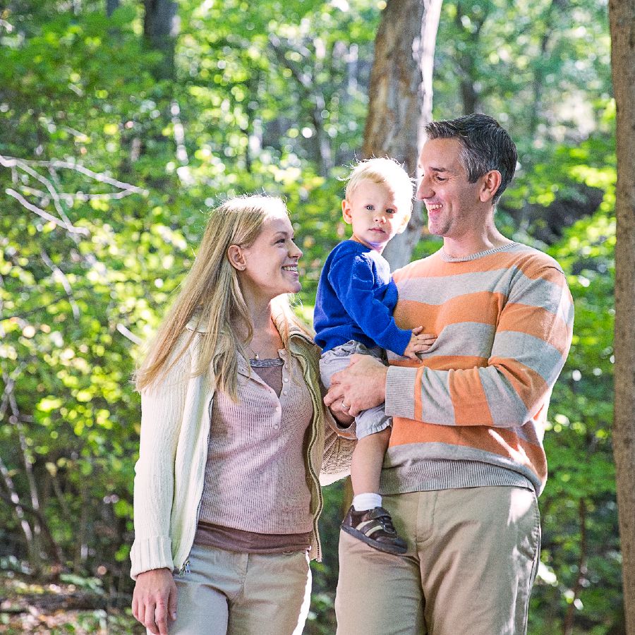 Pariskunta poikansa kanssa
