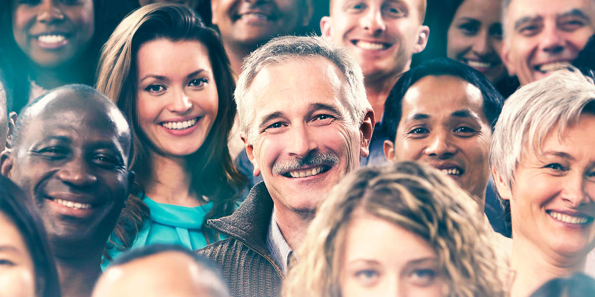 Eri kansallisuuksiin kuuluvia ihmisiä