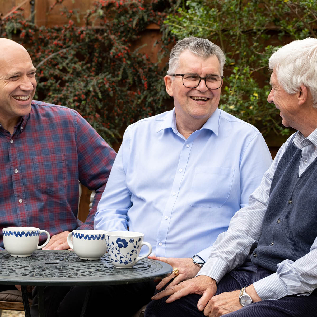 Kevin on kahvilla kahden ystävänsä kanssa.