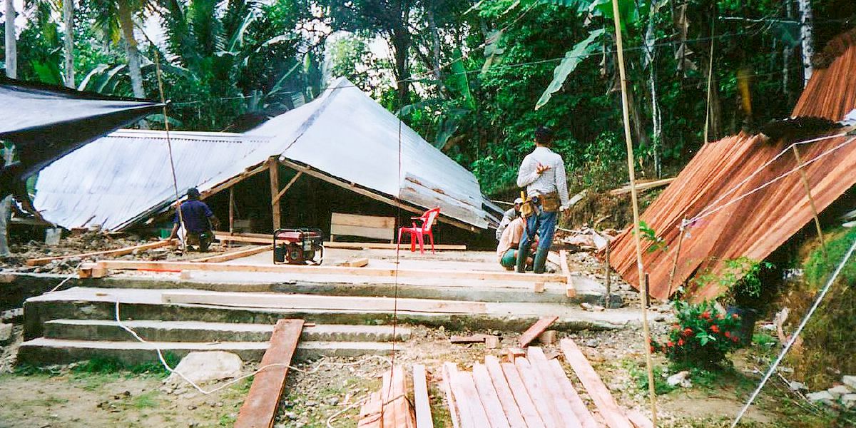 Rakennuksia raunioina luonnonkatastrofin jälkeen Indonesiassa