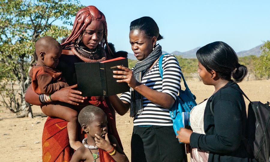 Namibiassa kaksi Jehovan todistajaa saarnaa himbanaiselle.