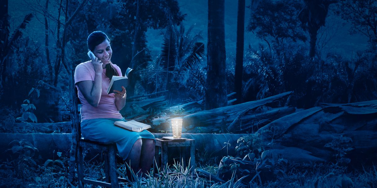 Brasiliassa Valdira tutkii Jehovan todistajien kanssa ulkosalla kynttilänvalossa matkapuhelimen avulla.