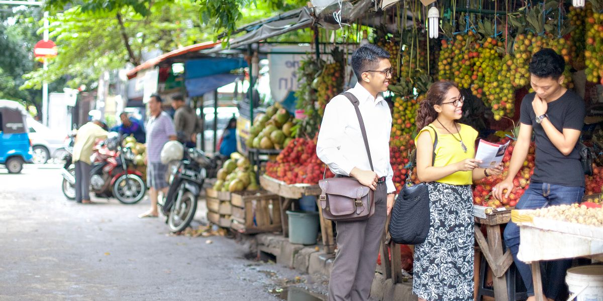 Kaksi Jehovan todistajaa saarnaa torilla Indonesiassa.