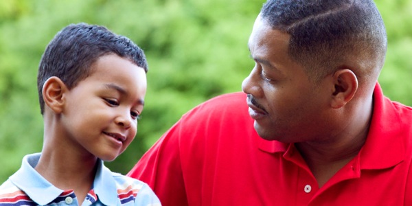 Un père en train de discuter avec son jeune fils