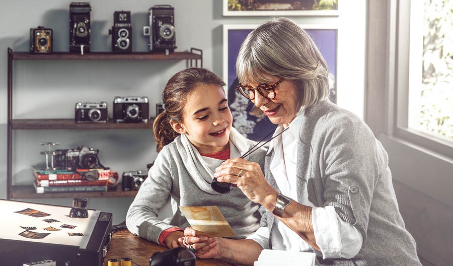 Une femme montre ses vieilles photos à une petite fille