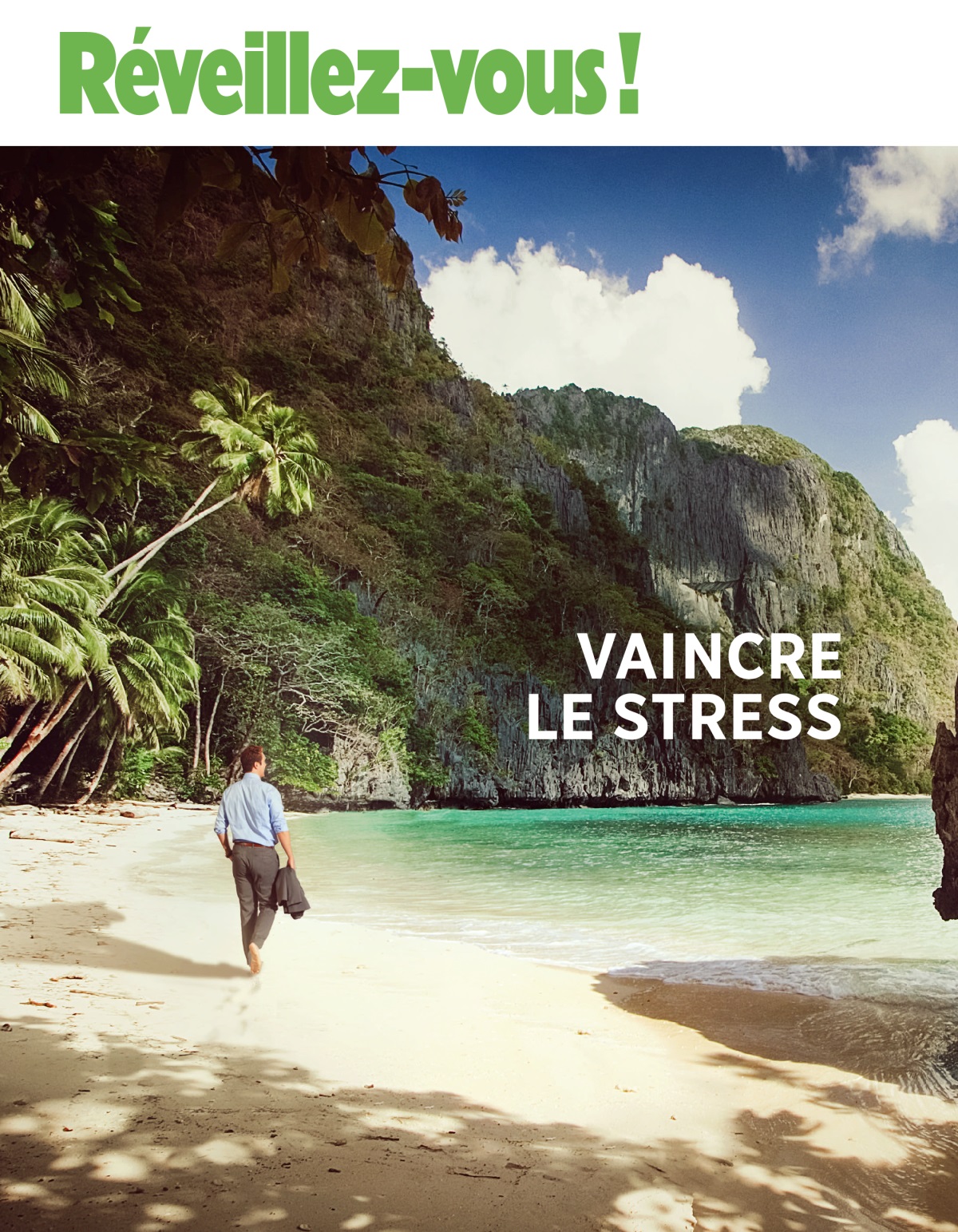 Un homme en costume marche le long d’une plage pieds nus tout en admirant l’océan.