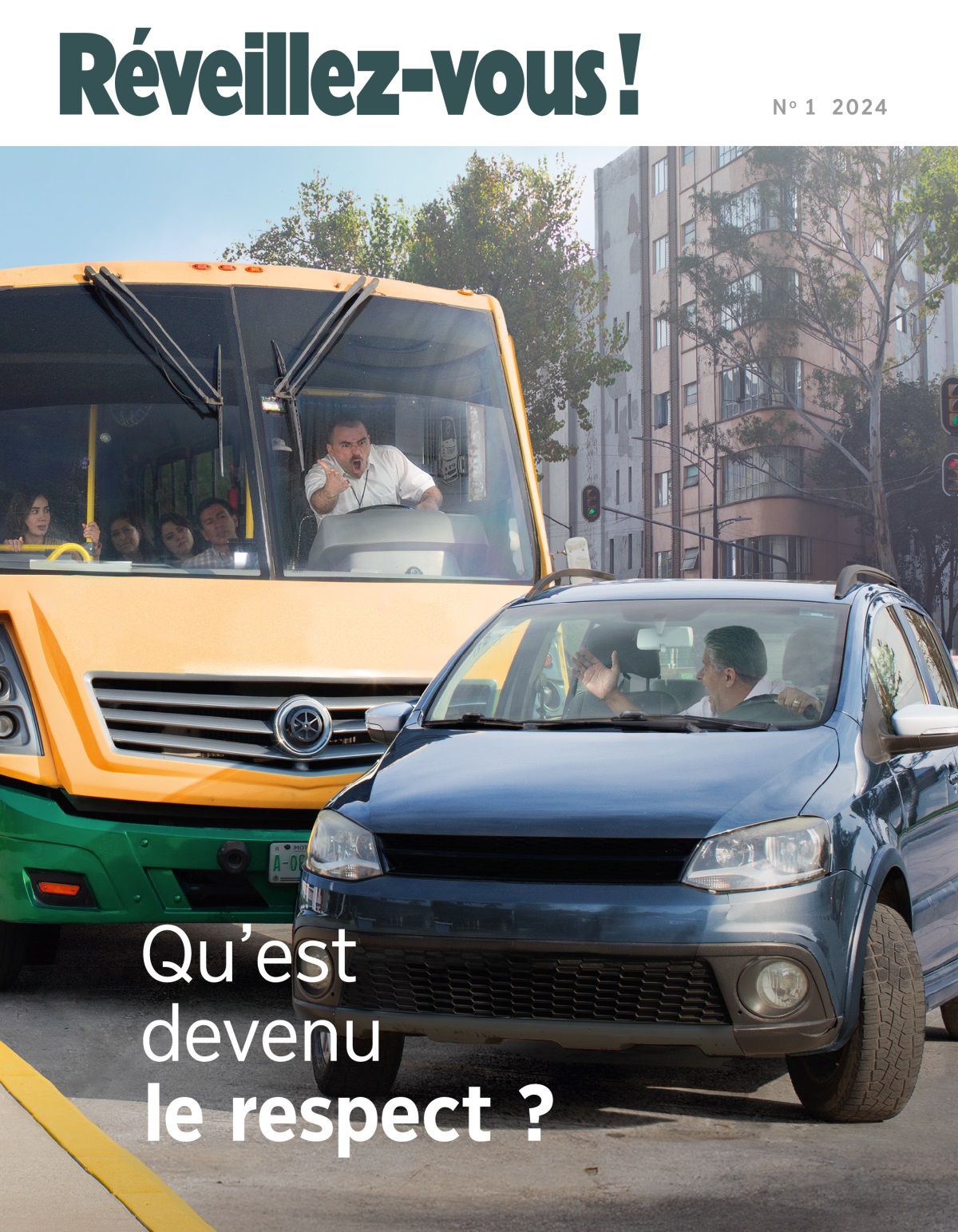 Un chauffeur de bus furieux crie après un autre chauffeur qui vient de lui couper la route.