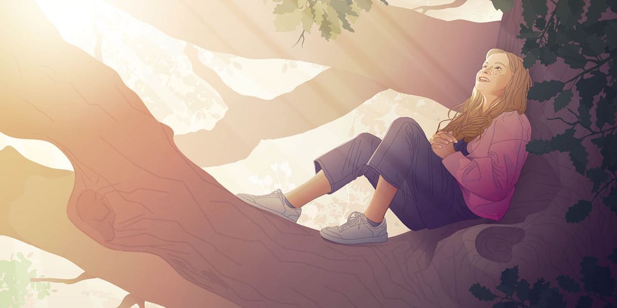 Une adolescente assise sur une grosse branche d’un chêne contemple un ciel resplendissant.