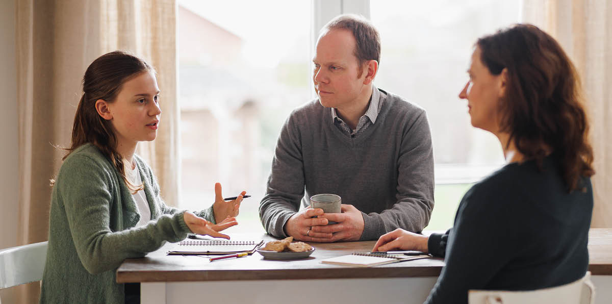 Des parents écoutent attentivement leur fille s’exprimer.