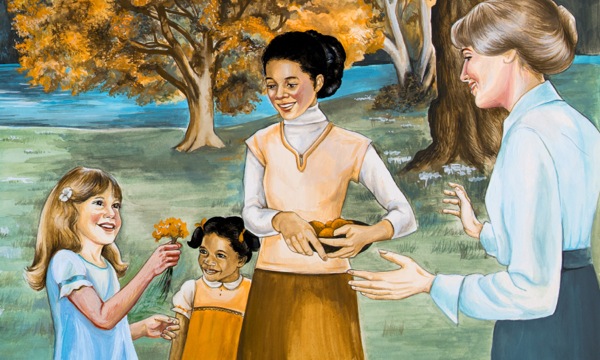 Dans le paradis, une petite fille tenant les fleurs qu’elle a cueillies