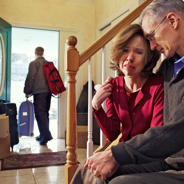 Des parents affligés regardant leur fils excommunié quitter le domicile familial