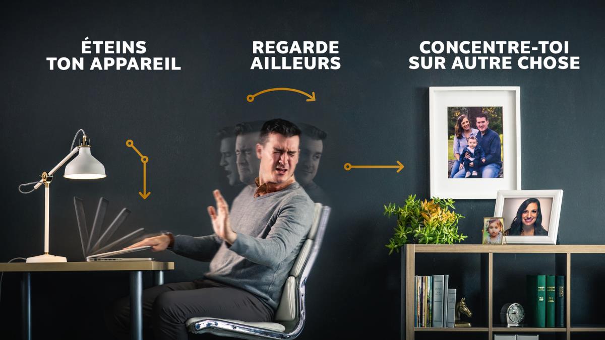 Un frère éteint son ordinateur, détourne le regard et se concentre sur des photos de sa femme et de leur enfant