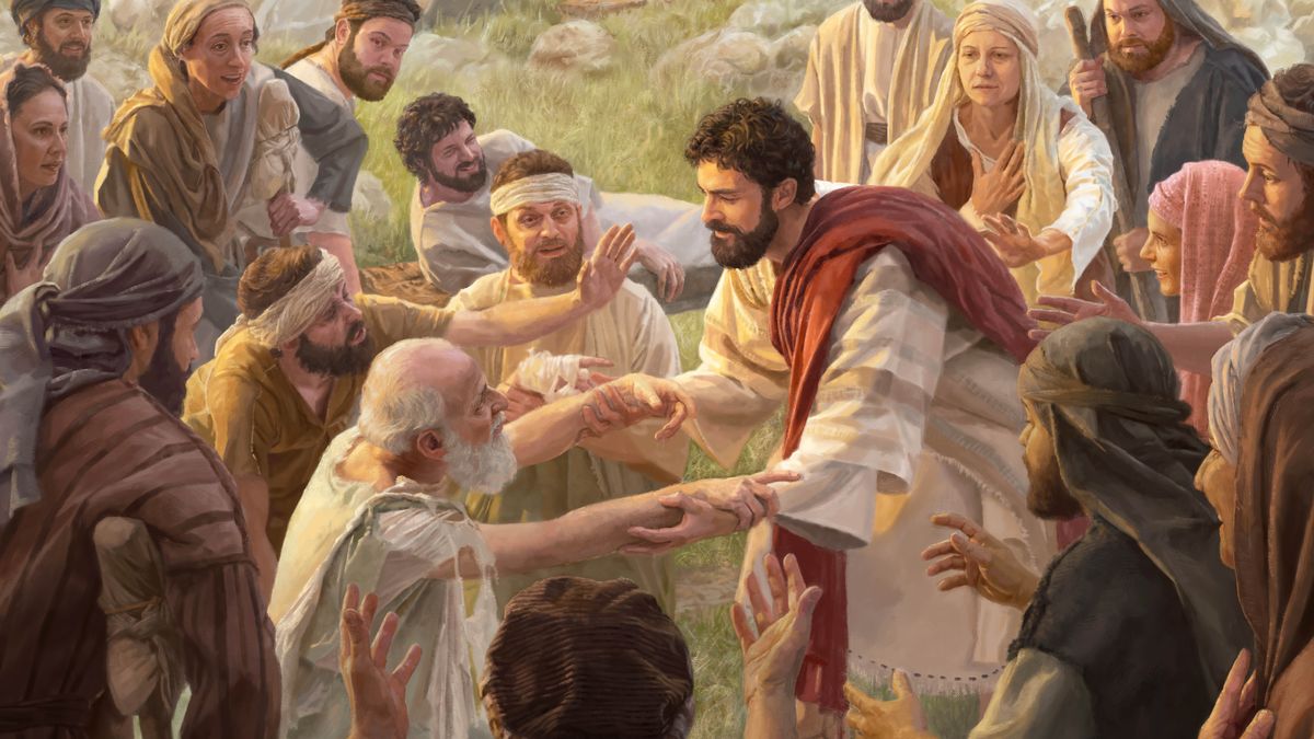 Jésus est entouré par un groupe de personnes qui le supplient de les guérir de leurs maladies. Avec compassion, il vient en aide à un homme âgé et handicapé ; il lui tient les deux bras.