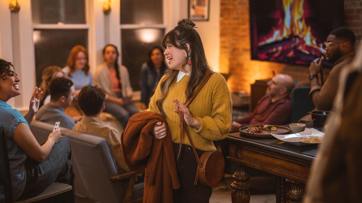 La jeune sœur quitte une soirée tandis que les invités continuent de jouer.