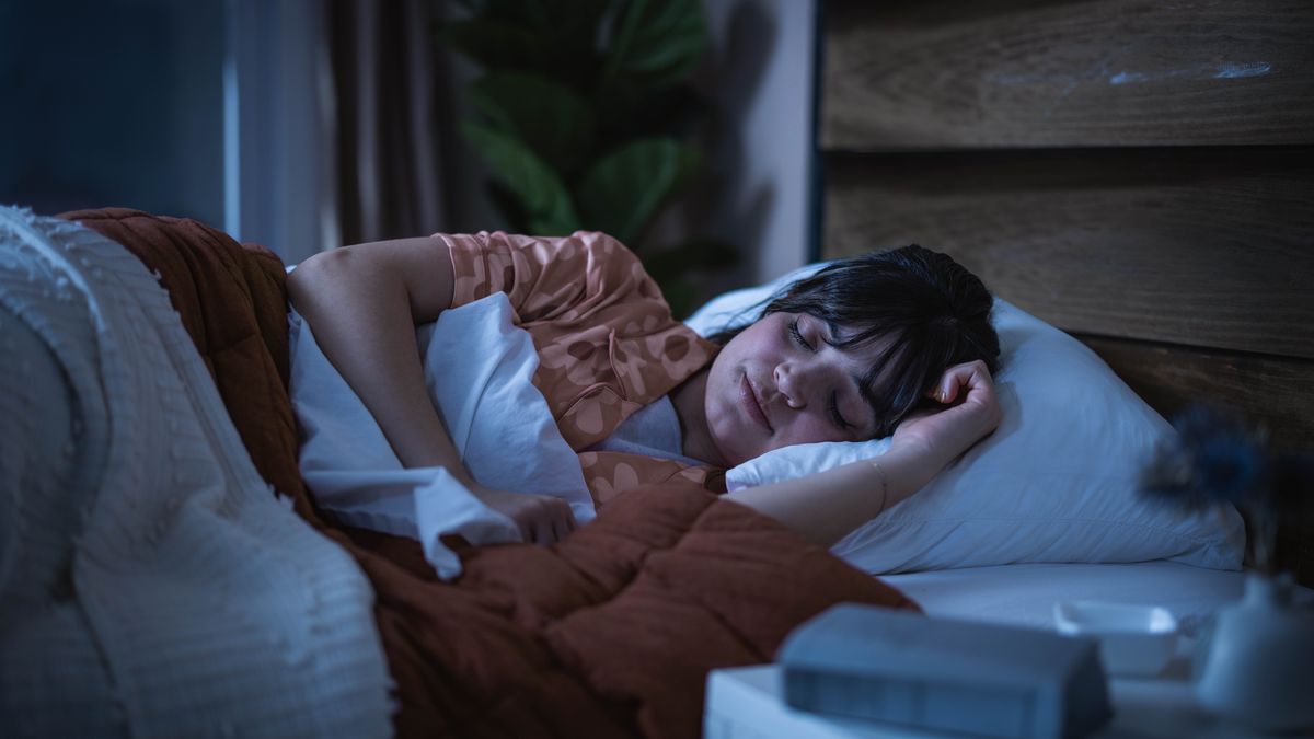 La sœur dort profondément dans son lit. Une bible est posée sur sa table de chevet.
