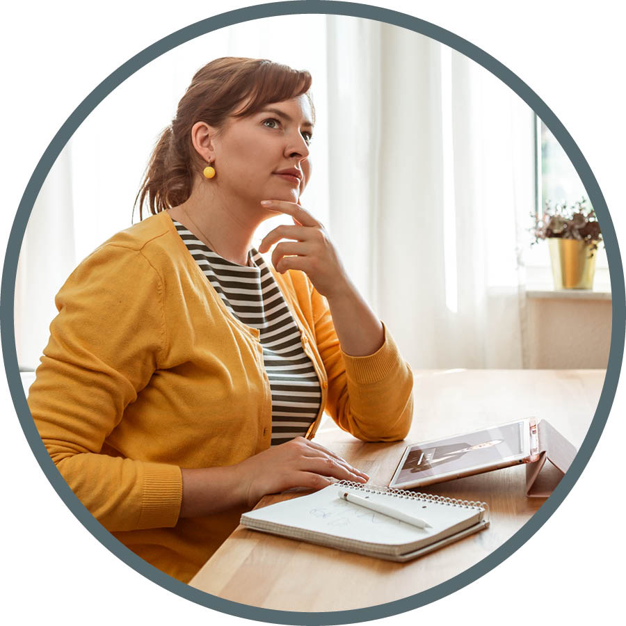 Raamattukurssioppilas miettii lukemaansa.