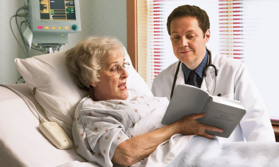 Une chrétienne dans un hôpital expliquant à son médecin ce que la Bible dit sur le sang