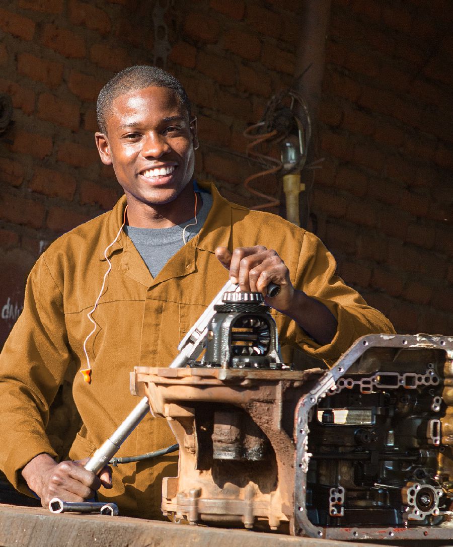 Duine d’Fhinnéithe Iehova ag baint taitneamh as a chuid oibre