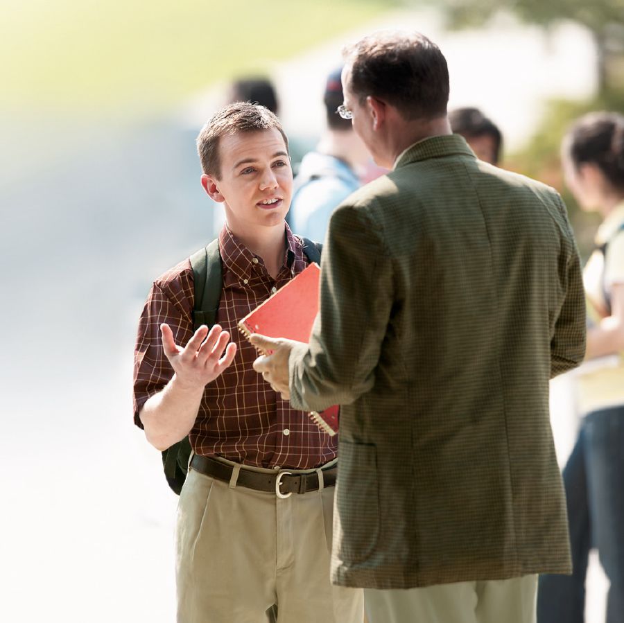 Duine d’Fhinnéithe Iehova, ag míniú a chreideamh d’fhear